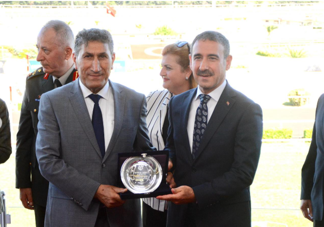 Safkanın antrenörü adına Mehmet Demir’e plaketini Bakırköy Kaymakamı Recai Kara takdim etti