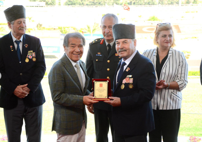 Nurettin Ağaoğlu ayrıca Kulübümüz Yönetim Kurulu Üyesi S. Selman Taşbek’e günün anısına plaket takdim etti